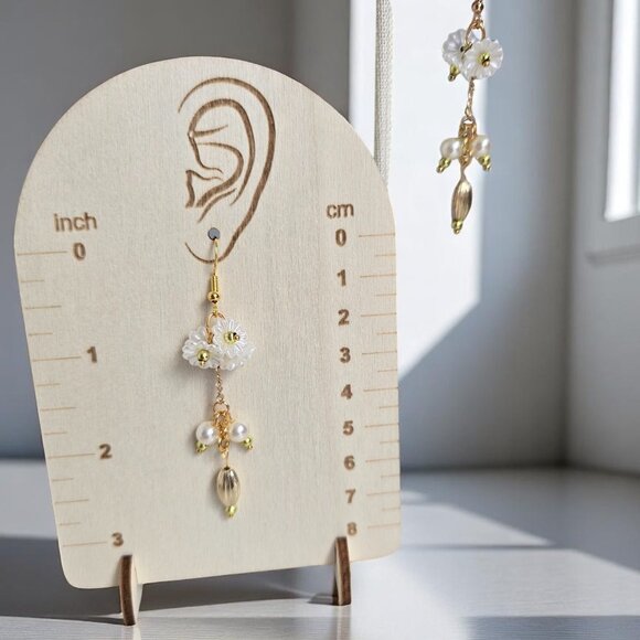 Multi White flower petal pearl drop earrings - Picture 4 of 4